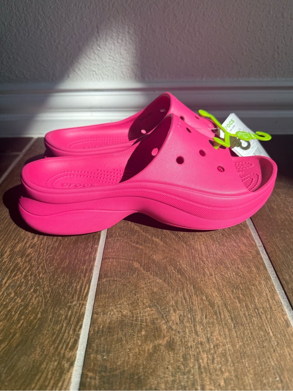 Crocs Bae Slides Platform in Dragon Fruit women’s Sz 9